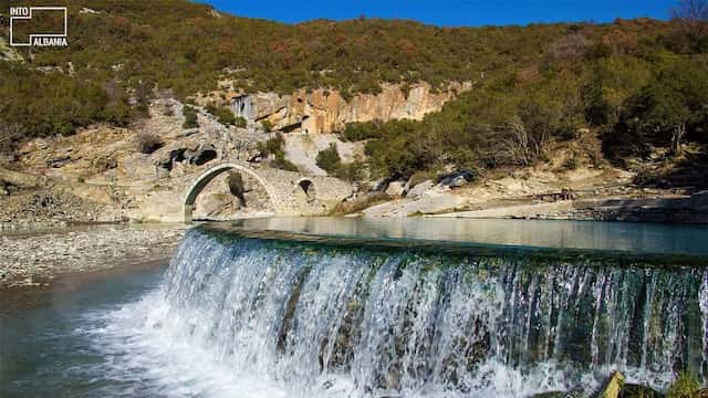 Thermal bath and stone bridge in Benja
