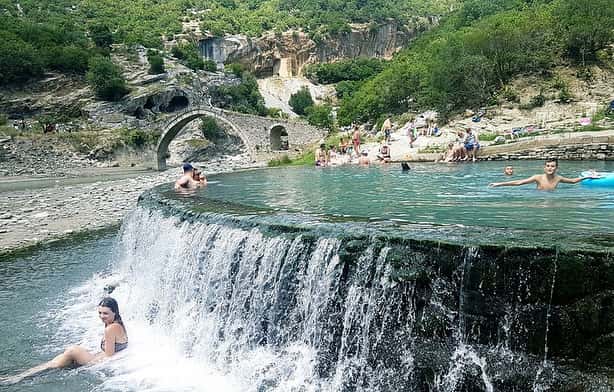 Thermal bath and stone bridge in Benja