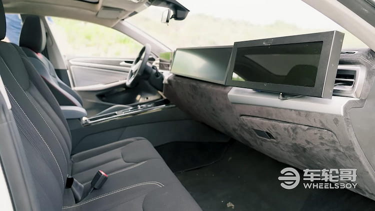 Volkswagen Lamando 5XL interior dashboard